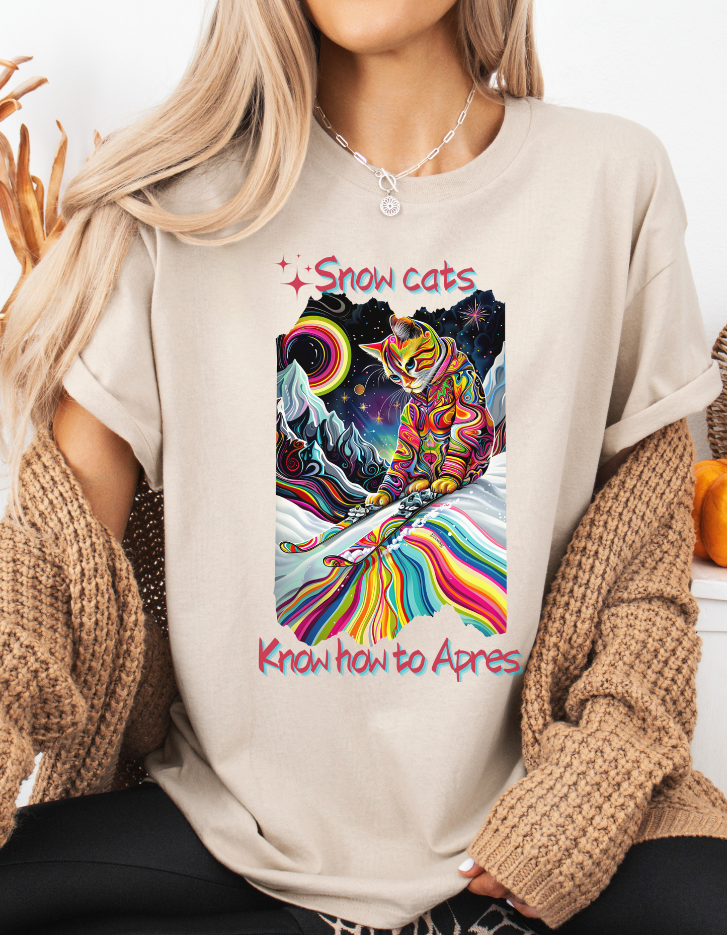 Snow Cats Know How to Apres - Ski, Snow, Snowboard Winter Sports Cat Cat Art Graphic Tee, Ski Gift - Cool Cats Unisex Heavy Cotton Tee T-Shirt